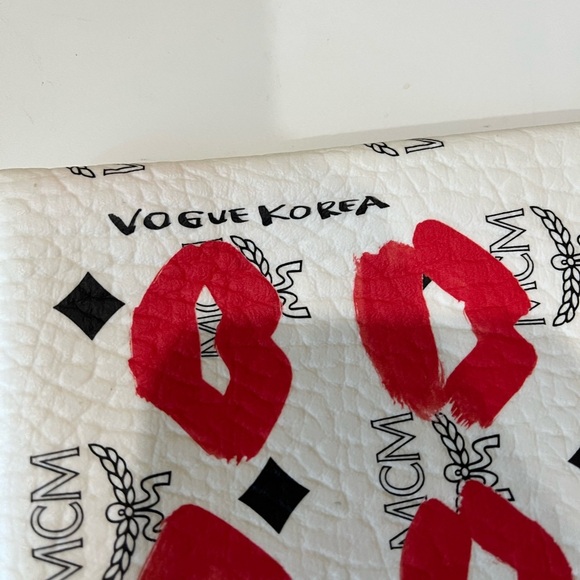 MCM RARE KOREA VOGUE POUCH - Picture 6 of 9